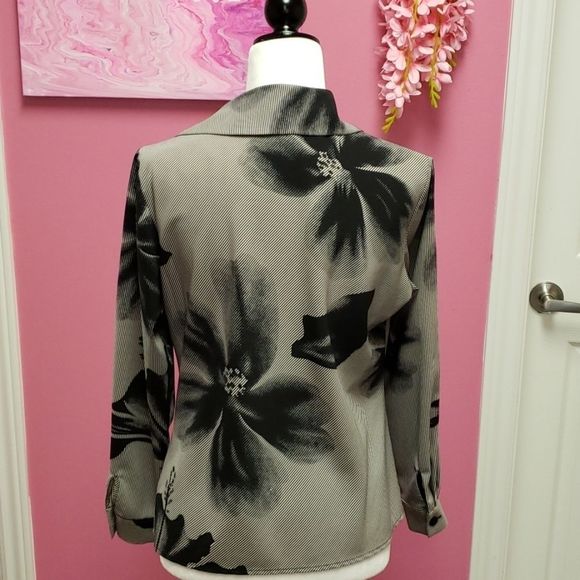 NWOT 🖤🤍🖤Mantles B&W Print Shirt Blouse Top - Picture 3 of 10